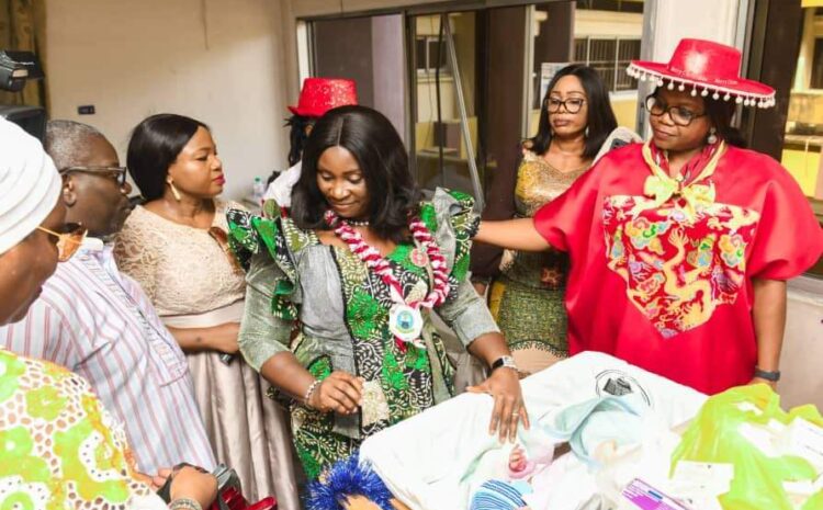  First Lady Visit’s UPTH,to commemorate with Christmas Babies.